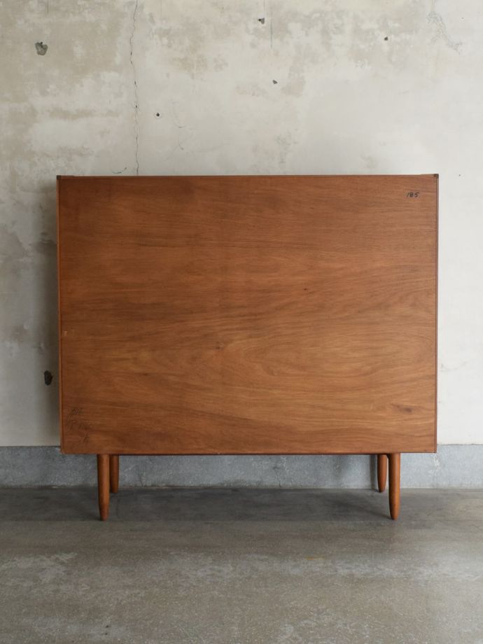 北欧スタイルの家具の後ろ姿