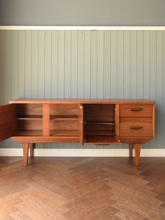 ビンテージ家具の扉の中