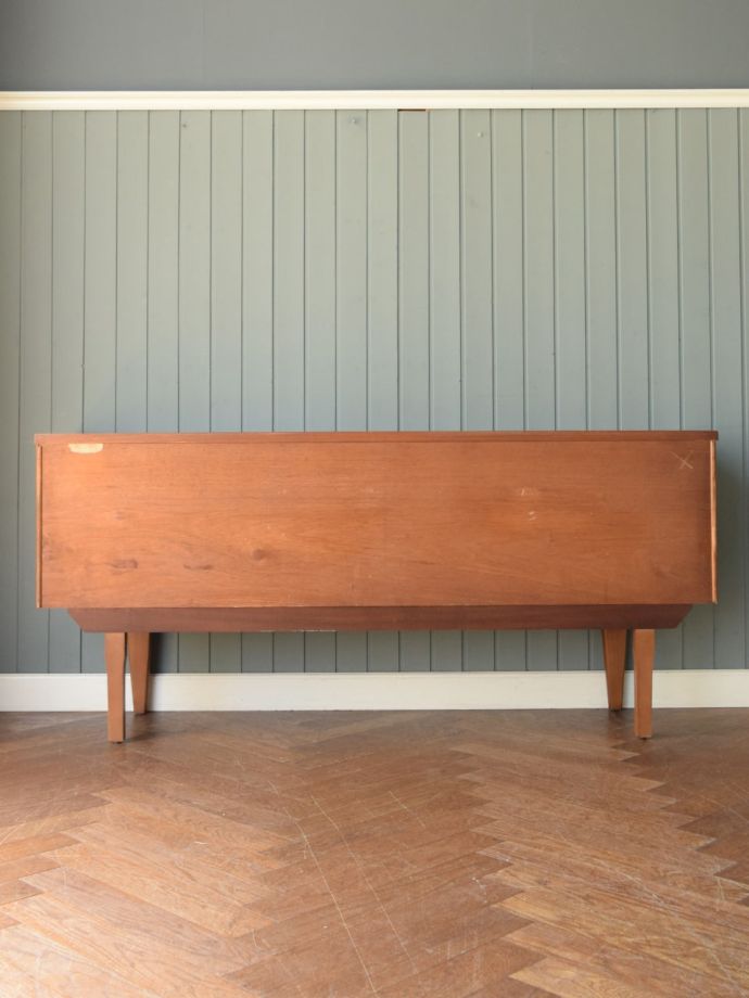 北欧スタイルの家具の後ろ姿