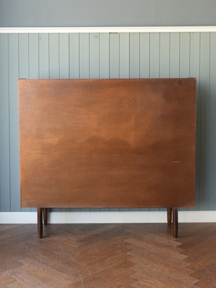 キャビネットの後ろ姿