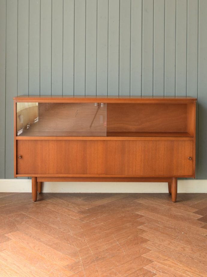 ヴィンテージキャビネットの扉の中