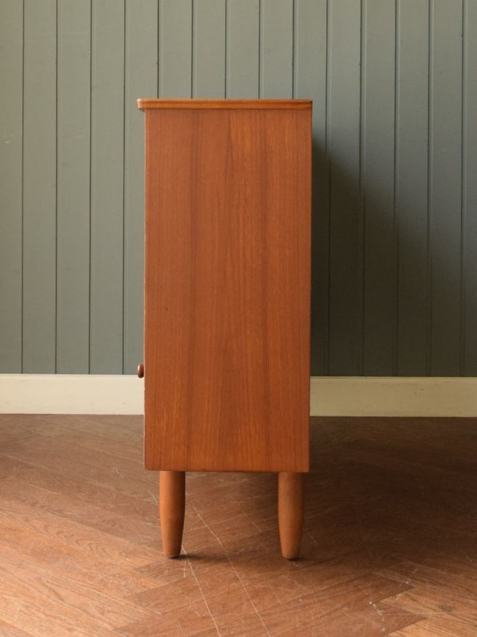 ビンテージキャビネットの側面