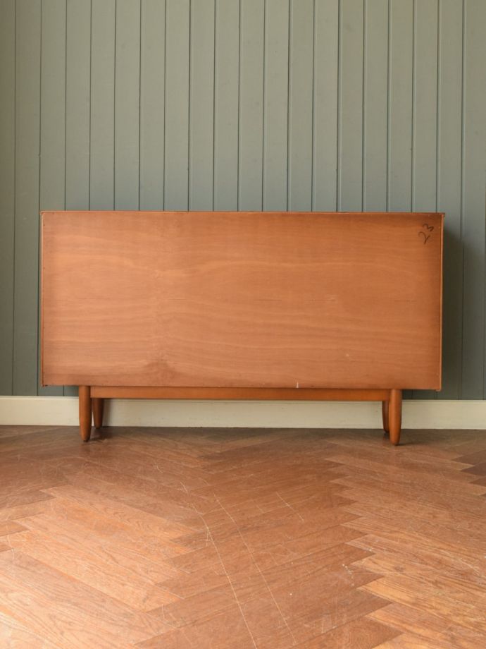 キャビネットの後ろ姿