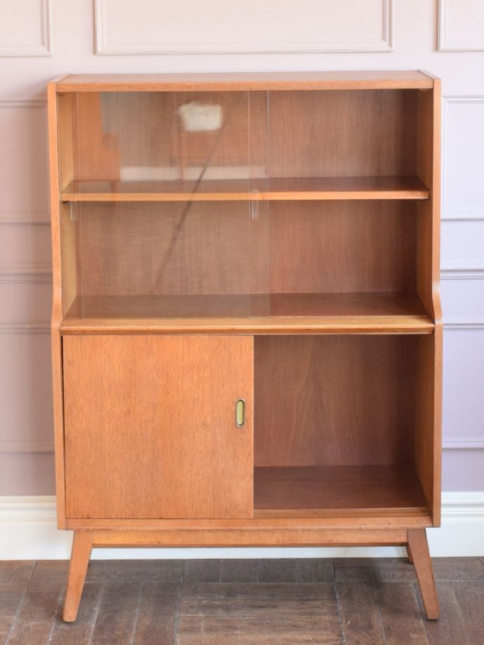 ヴィンテージキャビネットの扉の中