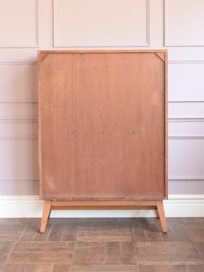 キャビネットの後ろ姿