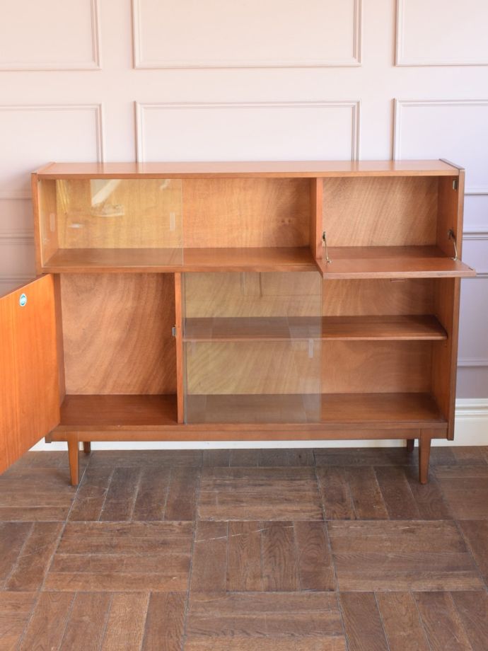 ヴィンテージキャビネットの扉の中