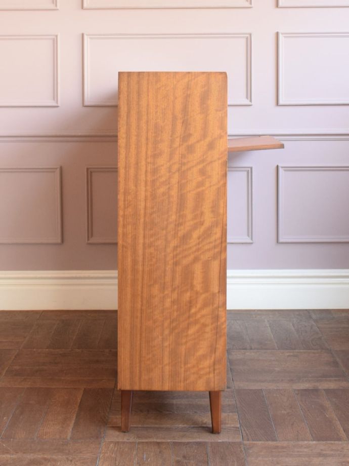 ビンテージキャビネットの側面