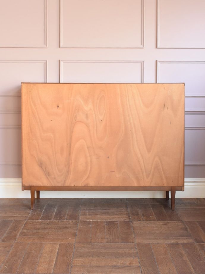 キャビネットの後ろ姿