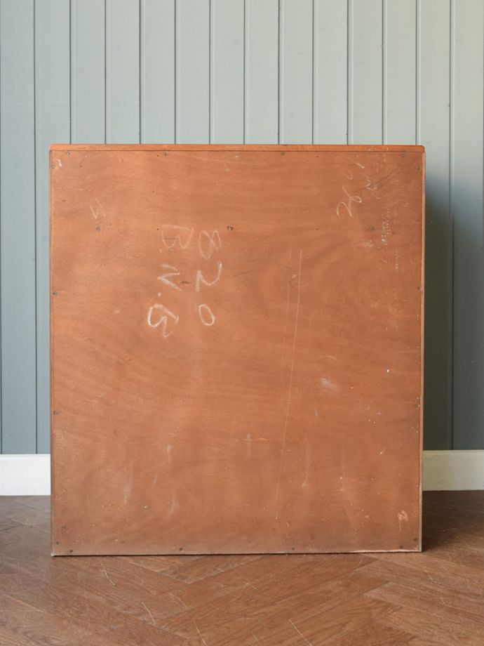 G-PLANのチェストの後ろ姿