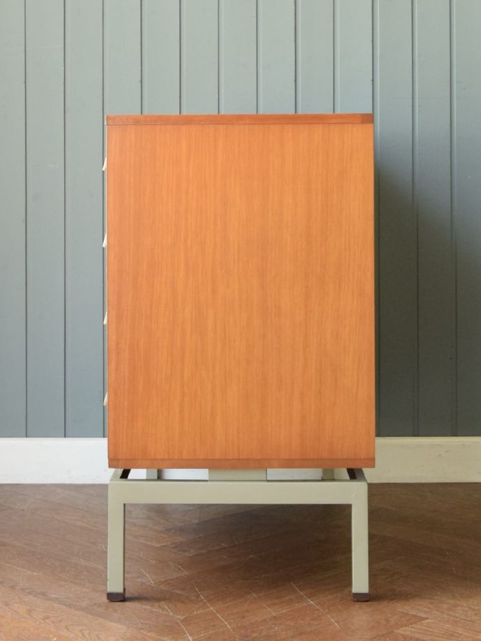 G-planのチェストの側面