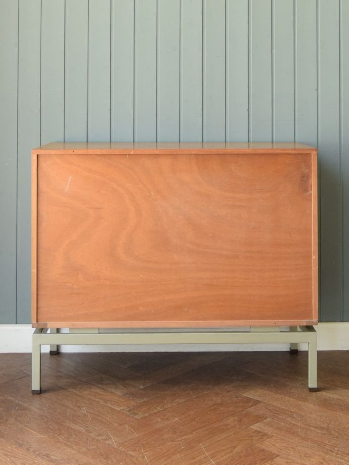 G-PLANのチェストの後ろ姿