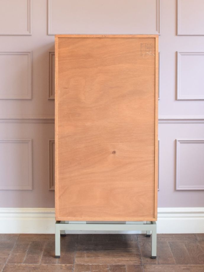 G-PLANのチェストの後ろ姿