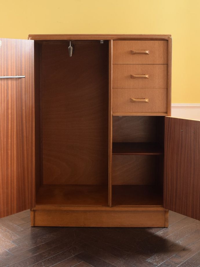 G-PLANワードローブの扉の中