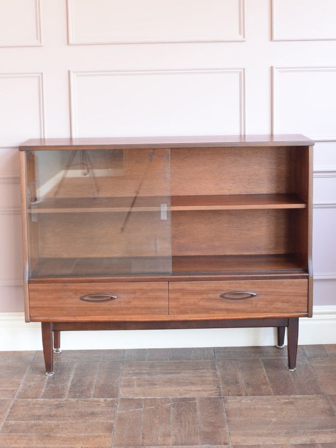 ヴィンテージキャビネットの扉の中