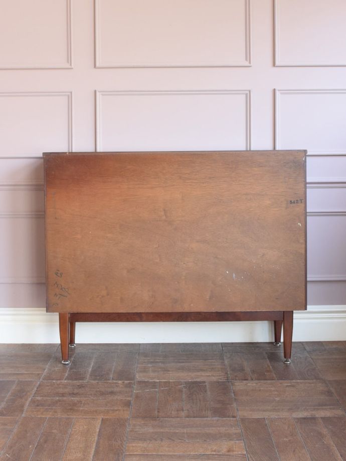 キャビネットの後ろ姿