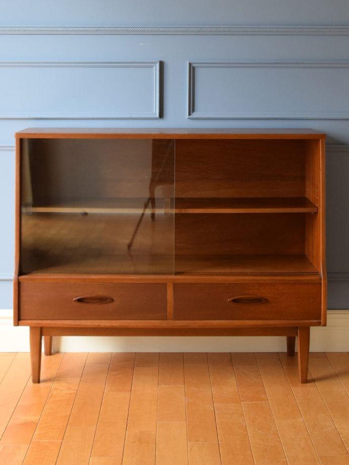 ヴィンテージキャビネットの扉の中