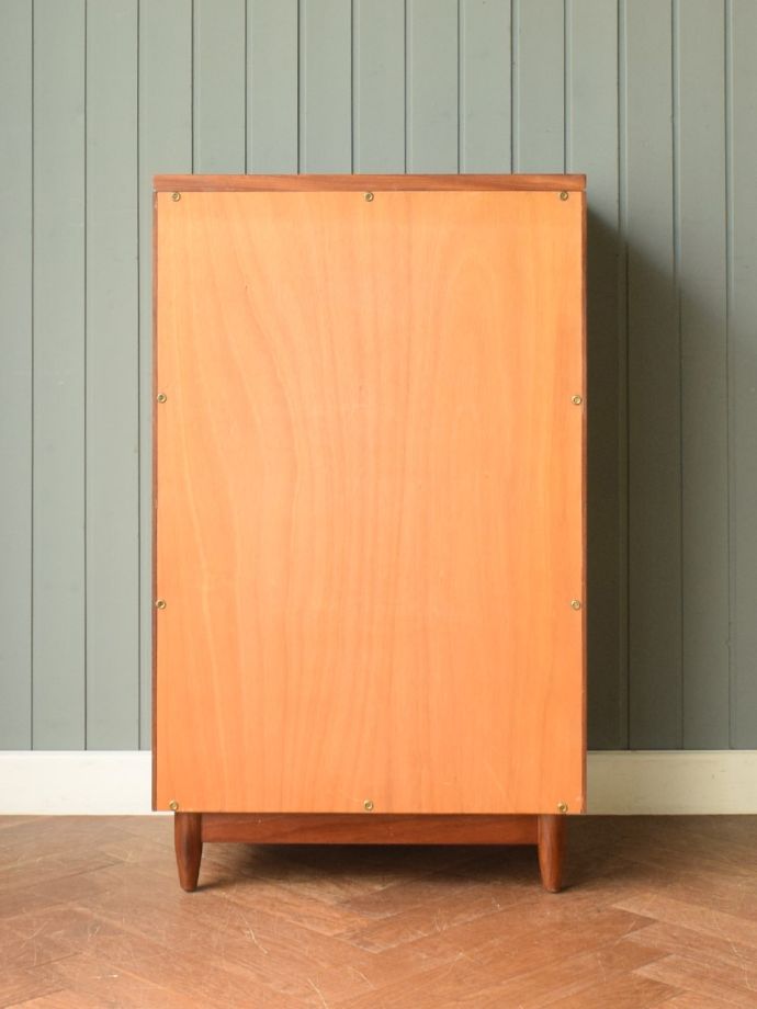 ヴィンテージチェストの後ろ姿