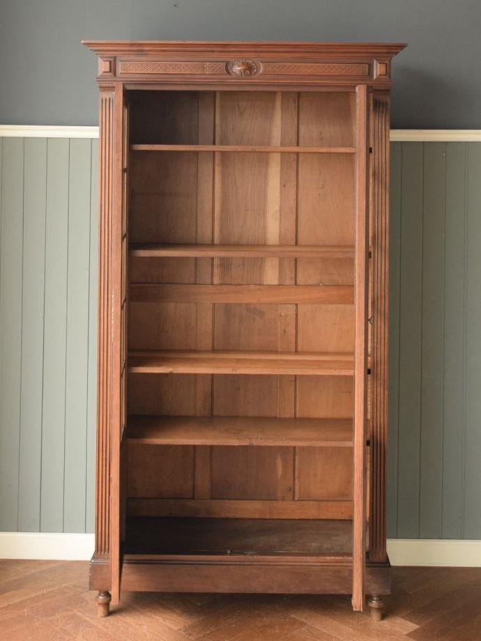 ビンテージ家具の扉の中