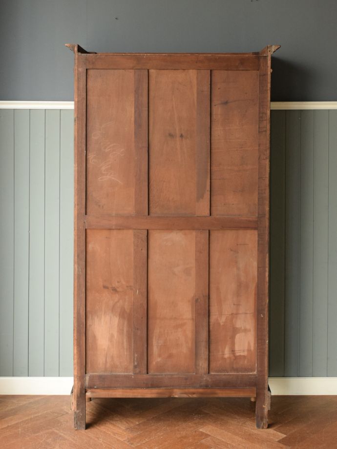 北欧スタイルの家具の後ろ姿