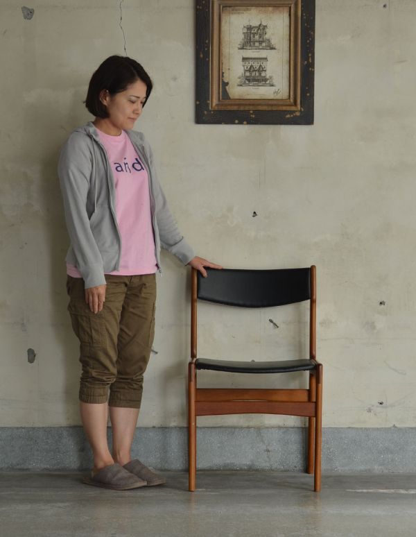 ダイニングチェア アンティーク チェア 北欧テイストのヴィンテージチェア、チーク材のダイニングチェア(ブラック)。人気の北欧テイストの家具。(x-383-c)