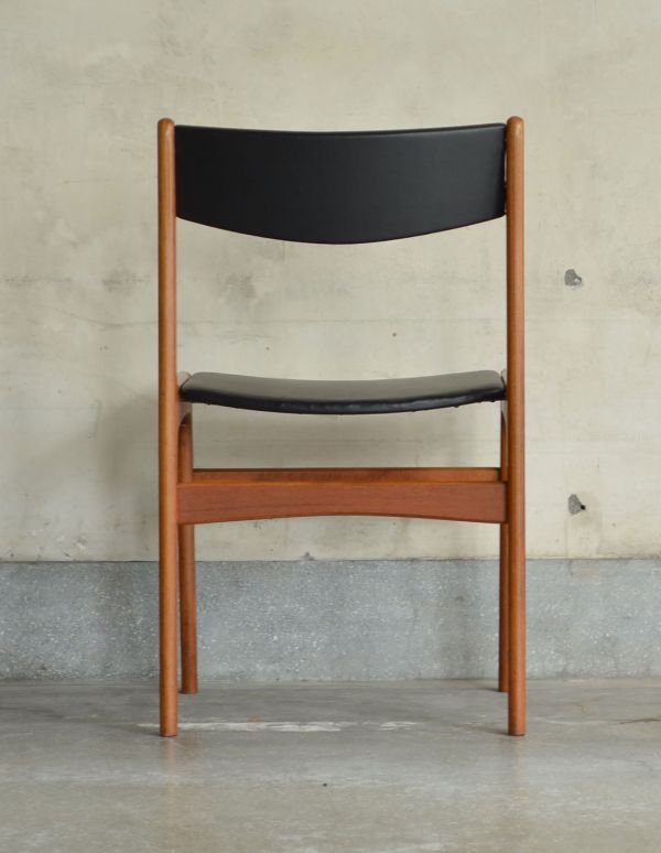 ダイニングチェア アンティーク チェア 北欧テイストのヴィンテージチェア、チーク材のダイニングチェア(ブラック)。後ろ姿も素敵なチェア。(x-383-c)