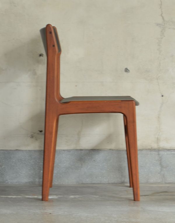 ダイニングチェア アンティーク チェア 北欧テイストのヴィンテージチェア、チーク材のダイニングチェア(ブラック)。横から見た感じ。(x-383-c)