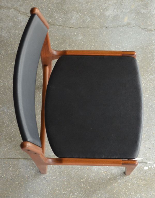 ダイニングチェア アンティーク チェア 北欧テイストのヴィンテージチェア、チーク材のダイニングチェア(ブラック)。クッション付きの座面なので、長時間座っても疲れません。(x-383-c)