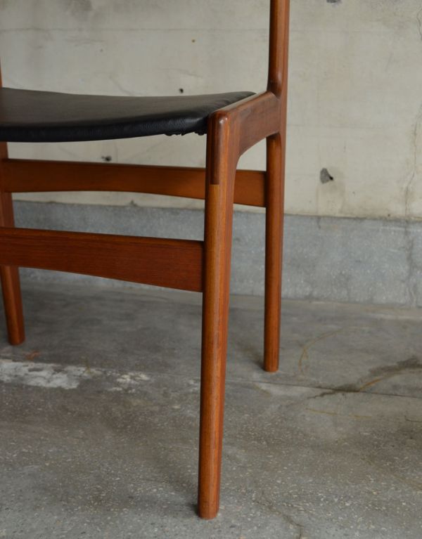 ダイニングチェア アンティーク チェア 北欧テイストのヴィンテージチェア、チーク材のダイニングチェア(ブラック)。きちんとお直ししていますので、大柄な男性でも安心してお掛け下さい。(x-383-c)