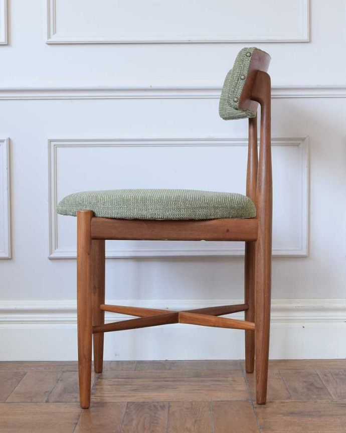 G-PLAN(Gプラン) アンティーク チェア Gプランのフレスコシリーズのヴィンテージチェア、丸い座面のダイニングチェア。横から見てもスッキリとカッコイイヴィンテージチェアは、もちろん新品ではないので経年変化によるキズはありますが、キレイに修復したので安心して座って下さい。(x-388-c)