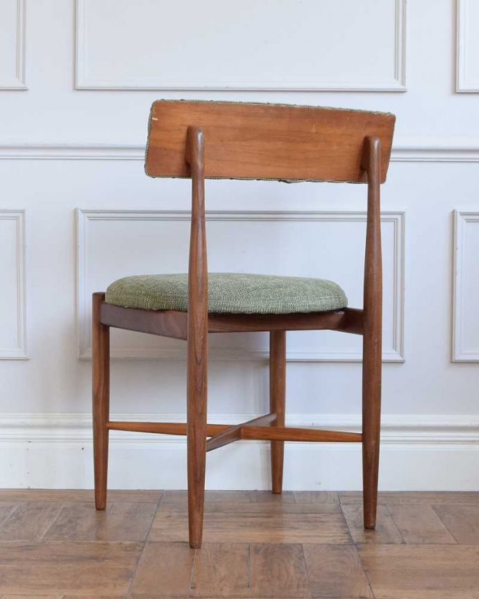 G-PLAN(Gプラン) アンティーク チェア Gプランのフレスコシリーズのヴィンテージチェア、丸い座面のダイニングチェア。後ろ姿にも自信があります新品ではないので経年変化によるキズはありますが、専門の職人が目立たないようキレイにお直しをしているので、後姿までキレイです。(x-388-c)