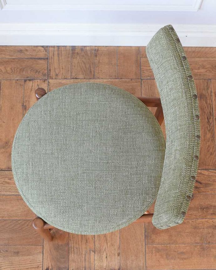 G-PLAN(Gプラン) アンティーク チェア Gプランのフレスコシリーズのヴィンテージチェア、丸い座面のダイニングチェア。座面を上から見るとこんな感じ長時間座っても疲れません。(x-388-c)