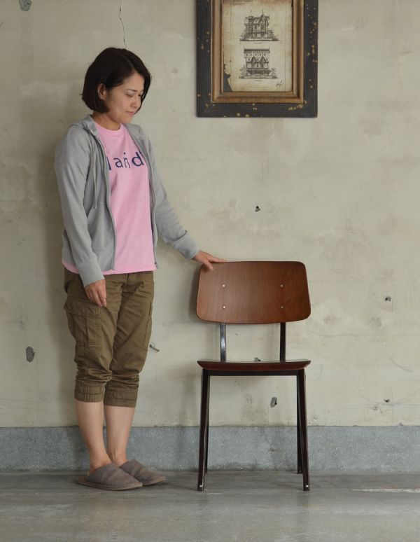 板座面 アンティーク チェア 飾って使えるビンテージのかっこいいチェア。G-planやネイサンなどの北欧インテリアたちとの相性はバツグン!シンプルだけど、温かみのある雰囲気が良く似合うんです。(x-394-c)