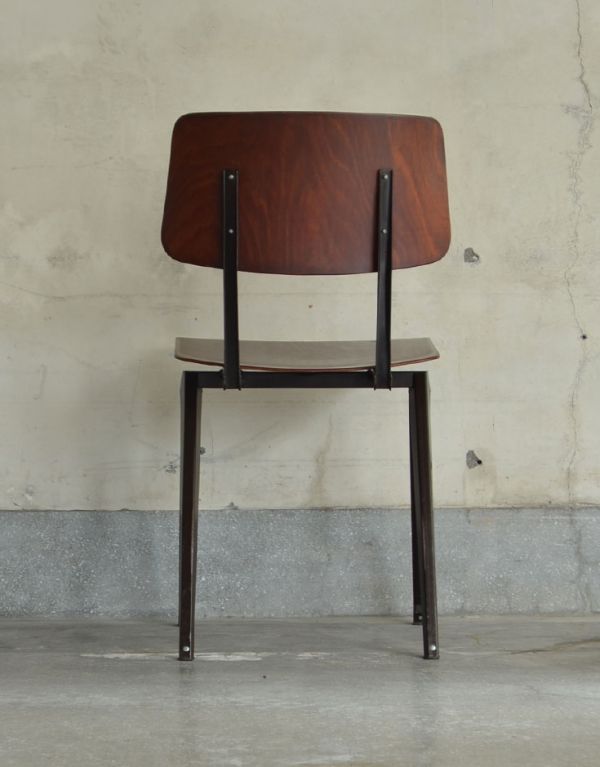 板座面 アンティーク チェア 飾って使えるビンテージのかっこいいチェア。スッキリとキレイな後ろ姿です。(x-394-c)