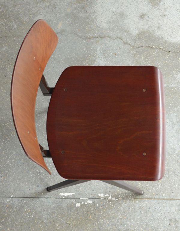 板座面 アンティーク チェア 飾って使えるビンテージのかっこいいチェア。座面もキレイな木目が感じられます。(x-394-c)