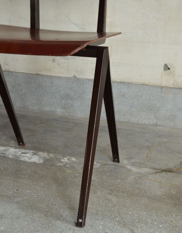 板座面 アンティーク チェア 飾って使えるビンテージのかっこいいチェア。きちんとお直ししていますので、大柄な男性でも安心してお掛け下さい。(x-394-c)