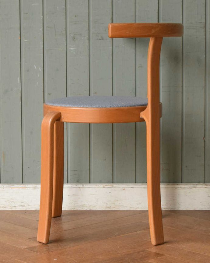 MAGNUS OLESEN社のスタッキングチェア、イギリスで買い付けた