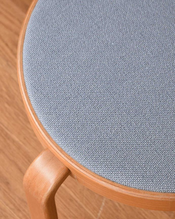 ダイニングチェア　アンティーク チェア　MAGNUS OLESEN社のスタッキングチェア、イギリスで買い付けたデンマーク製のヴィンテージチェア。シンプルにグレーの単色をセレクトしました。(x-398-c)