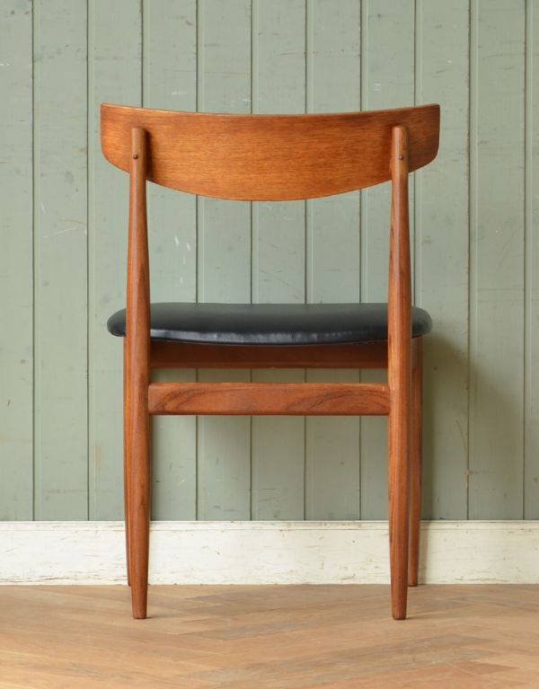 木製フレームのヴィンテージチェア、G-planのカッコいいダイニング