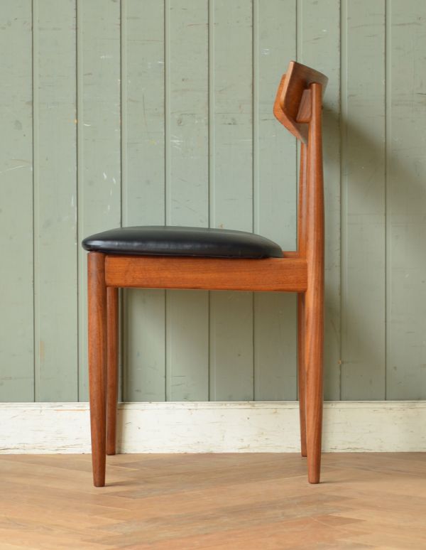 木製フレームのヴィンテージチェア、G-planのカッコいいダイニング