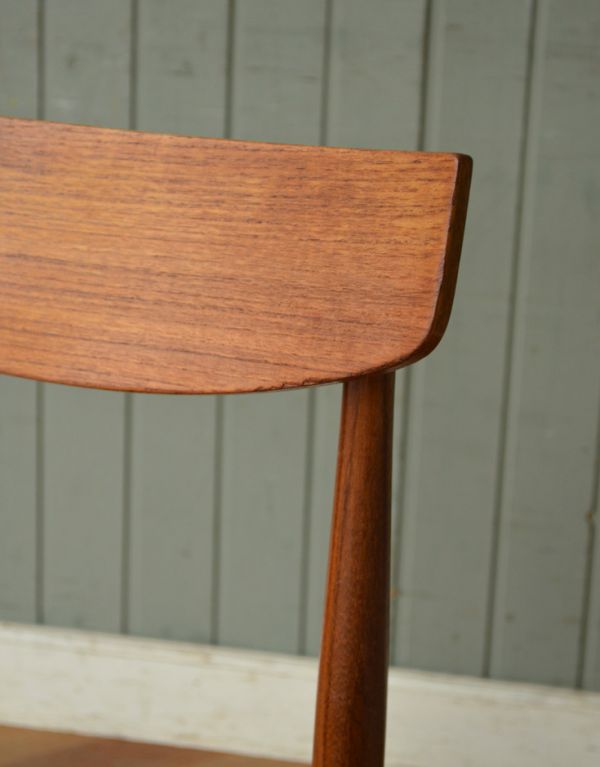 木製フレームのヴィンテージチェア、G-planのカッコいいダイニング