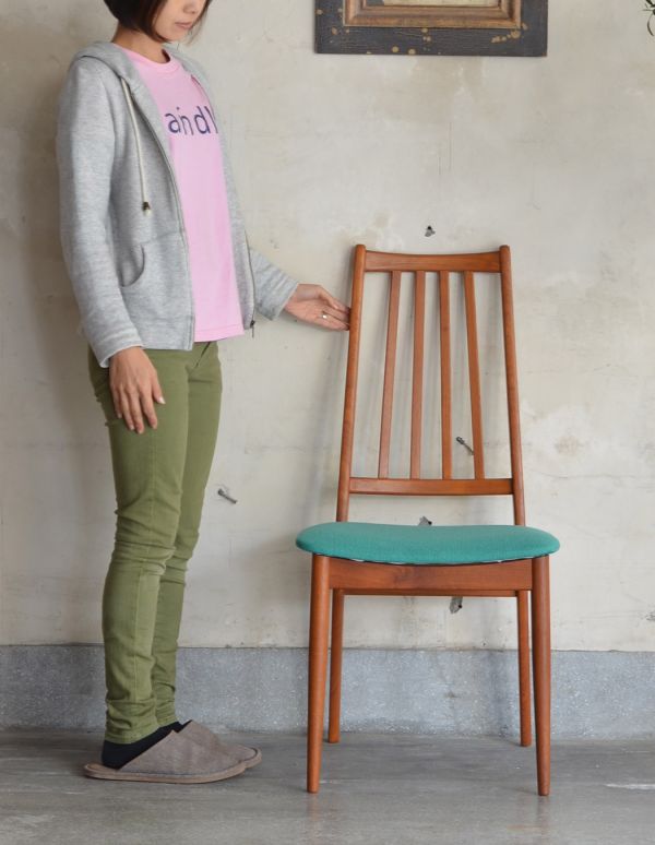 ダイニングチェア　アンティーク チェア　背もたれがスマートでカッコいいヴィンテージチェア、チーク材のダイニングチェア。人気の北欧テイストの家具。(x-403-c)