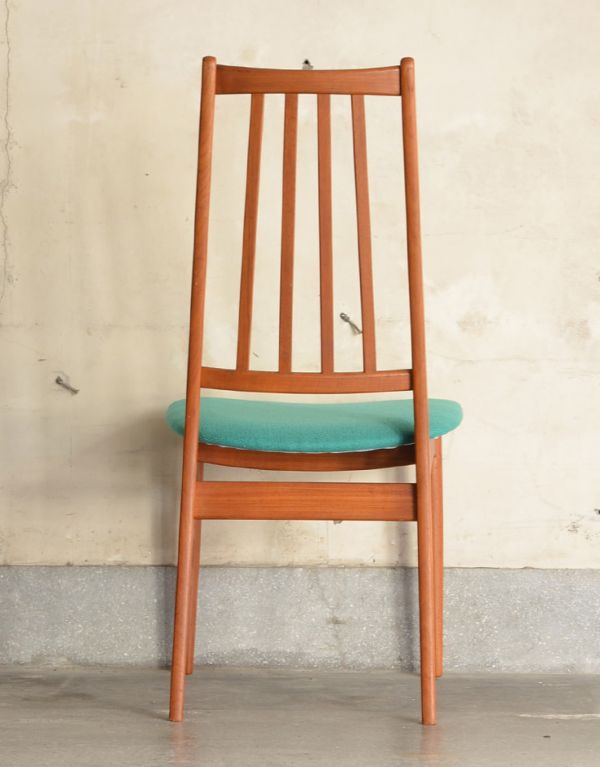 ダイニングチェア　アンティーク チェア　背もたれがスマートでカッコいいヴィンテージチェア、チーク材のダイニングチェア。スッキリとキレイな後ろ姿です。(x-403-c)