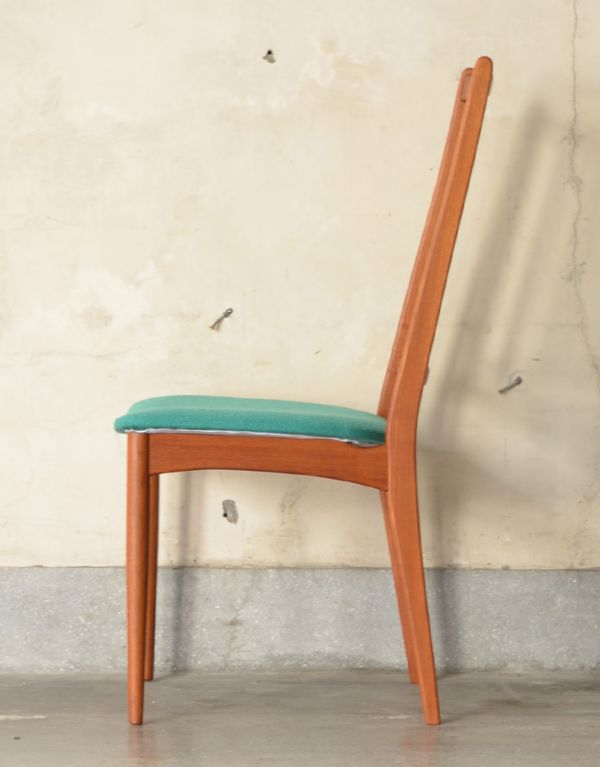 ダイニングチェア　アンティーク チェア　背もたれがスマートでカッコいいヴィンテージチェア、チーク材のダイニングチェア。シンプルでオシャレな形。(x-403-c)