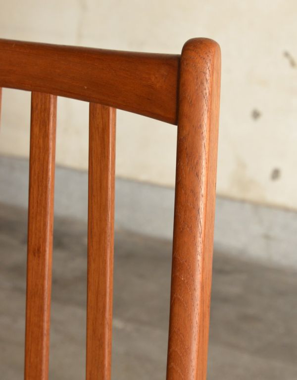ダイニングチェア　アンティーク チェア　背もたれがスマートでカッコいいヴィンテージチェア、チーク材のダイニングチェア。木目や色は1脚1脚微妙に違いますが、どれもキレイに仕上げています。(x-403-c)