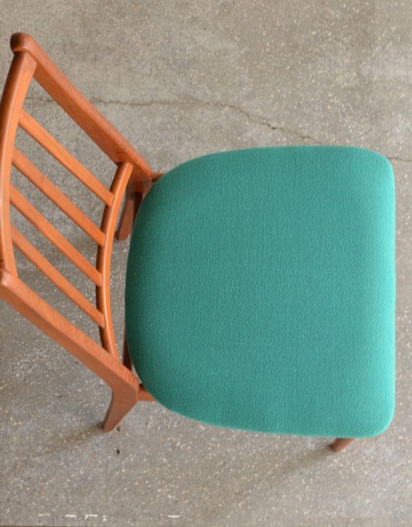 ダイニングチェア　アンティーク チェア　背もたれがスマートでカッコいいヴィンテージチェア、チーク材のダイニングチェア。座面は、クッション付きのタイプ。(x-403-c)