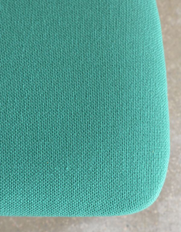 ダイニングチェア　アンティーク チェア　背もたれがスマートでカッコいいヴィンテージチェア、チーク材のダイニングチェア。爽やかなブルーグリーンの生地は、空間のアクセントカラーにピッタリです。(x-403-c)