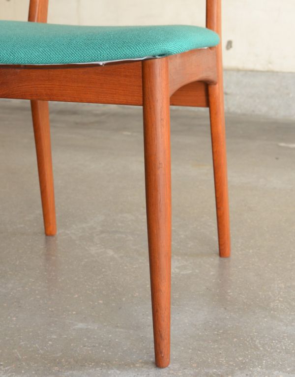 ダイニングチェア　アンティーク チェア　背もたれがスマートでカッコいいヴィンテージチェア、チーク材のダイニングチェア。きちんとお直ししていますので、大柄な男性でも安心してお掛け下さい。(x-403-c)