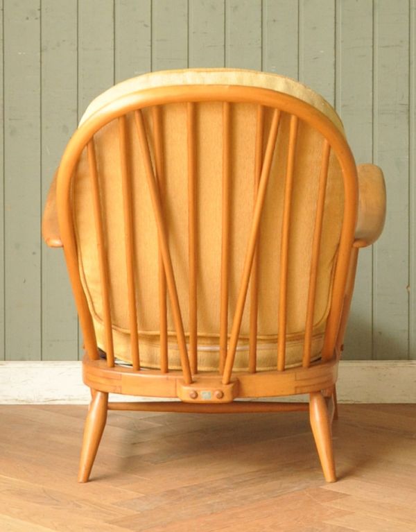 北欧スタイルの暮らしにアーコール社のアンティークソファ、1人掛けの