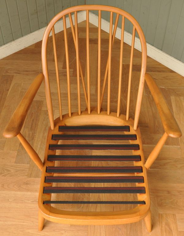 北欧スタイルの暮らしにアーコール社のアンティークソファ、1人掛けの