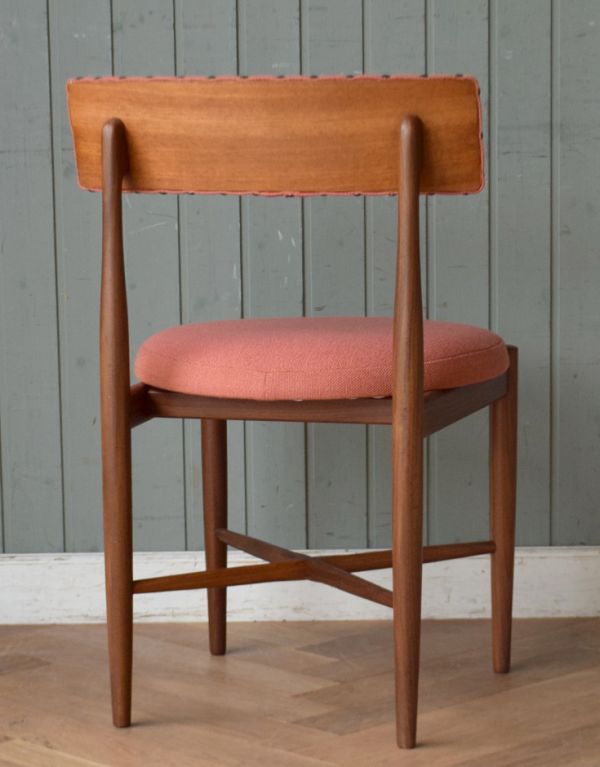 G-PLAN(Gプラン)　アンティーク チェア　Gプランのフレスコシリーズのヴィンテージチェア、ダイニングチェア（ピンク）。後ろから見てもとっても可愛いデザインですよ。(x-416-c)